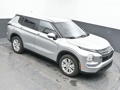 Used 2025 Mitsubishi Outlander ES image 33
