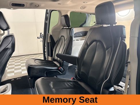 Used 2024 Chrysler Pacifica Limited image 19