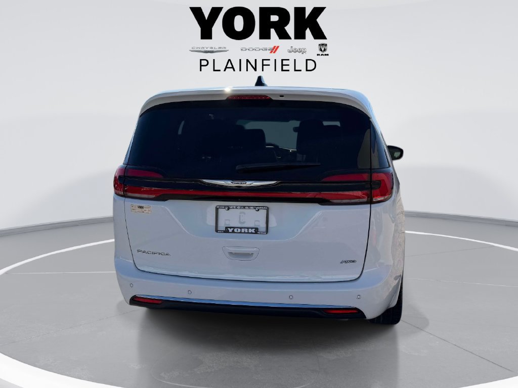 Used 2024 Chrysler Pacifica Touring-L AWD/4WD image 6