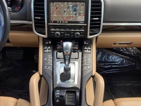 Used 2016 Porsche Cayenne w/ Premium Package AWD/4WD image 36