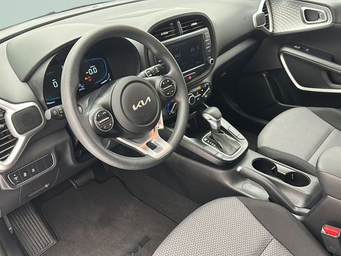 Used 2025 Kia Soul LX w/ LX Technology Package FWD image 11