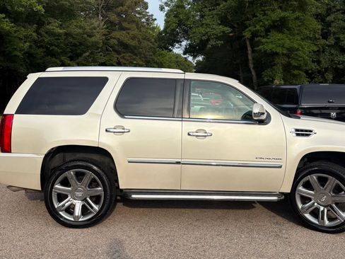 Used 2011 Cadillac Escalade Premium AWD/4WD image 7