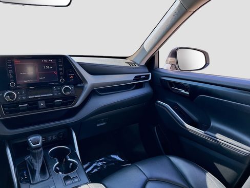 Used 2022 Toyota Highlander XLE image 21