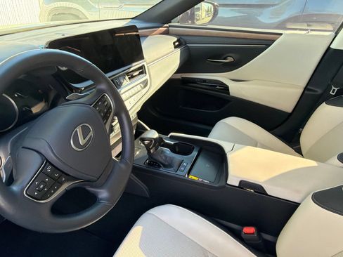 Used 2025 Lexus ES 300h w/ Premium Package FWD image 5