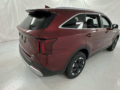 New 2025 Kia Sorento S image 3