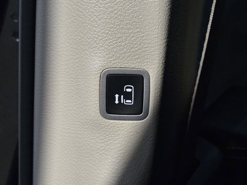 Used 2023 Chrysler Pacifica Touring-L image 28