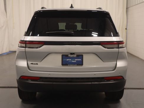 Certified 2023 Jeep Grand Cherokee Altitude AWD/4WD image 8