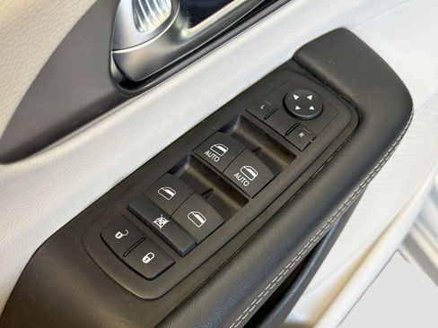 Used 2024 Chrysler Pacifica Limited FWD image 21