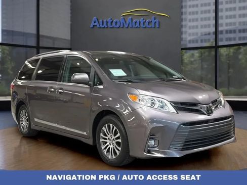 Used 2019 Toyota Sienna XLE w/ XLE Navigation Package FWD image 2