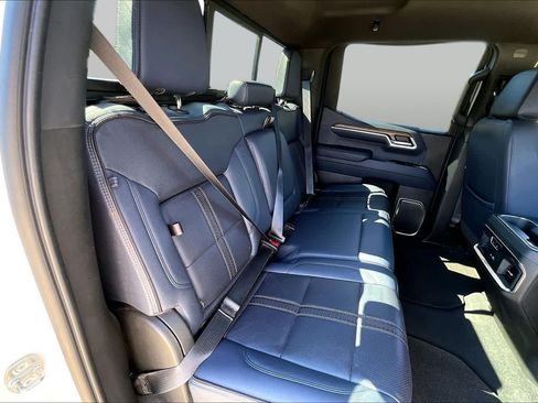 Used 2022 Chevrolet Silverado 1500 High Country w/ Technology Package AWD/4WD image 15