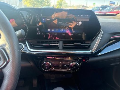 Used 2025 Chevrolet Trax RS w/ Sunroof Package FWD image 19