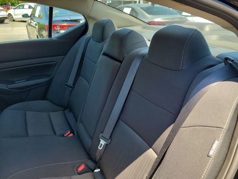 Used 2025 Nissan Altima 2.5 SV FWD image 11