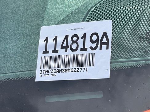 Used 2016 Toyota Tacoma TRD Off-Road w/ Premium & Technology Package image 15