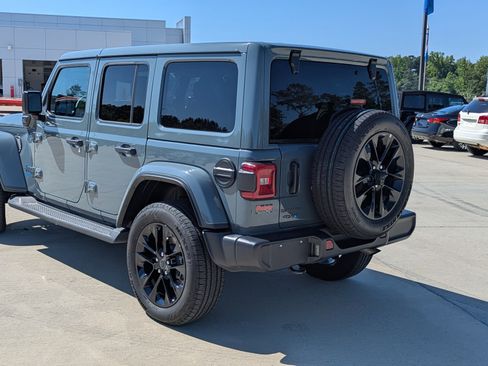 Used 2025 Jeep Wrangler Unlimited Sahara AWD/4WD image 6