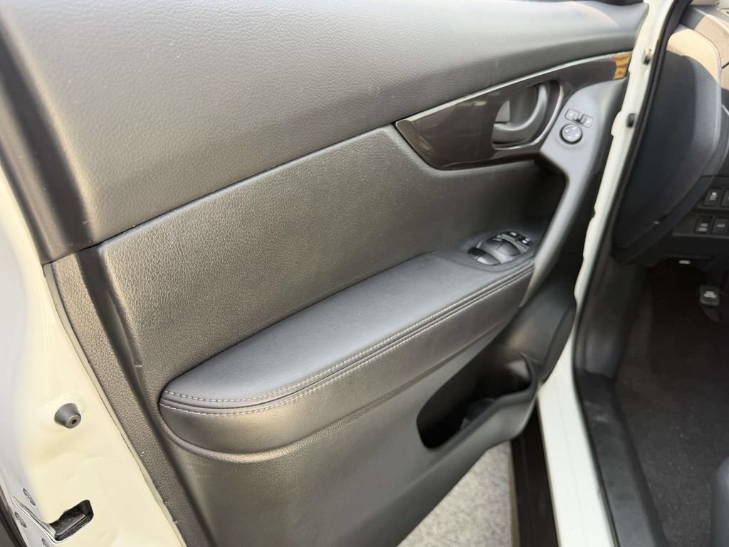 Used 2019 Nissan Rogue S AWD/4WD image 16