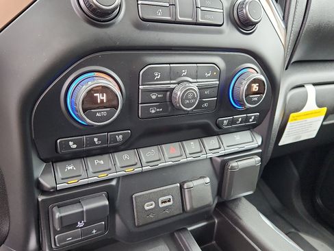 Used 2019 Chevrolet Silverado 1500 High Country w/ High Country Premium Package image 16