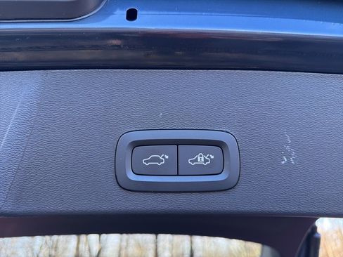 Used 2022 Volvo XC40 T5 Momentum w/ Premium Package image 14