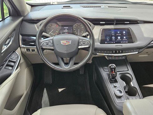 Used 2023 Cadillac XT4 Luxury w/ Cold Weather Package FWD image 12