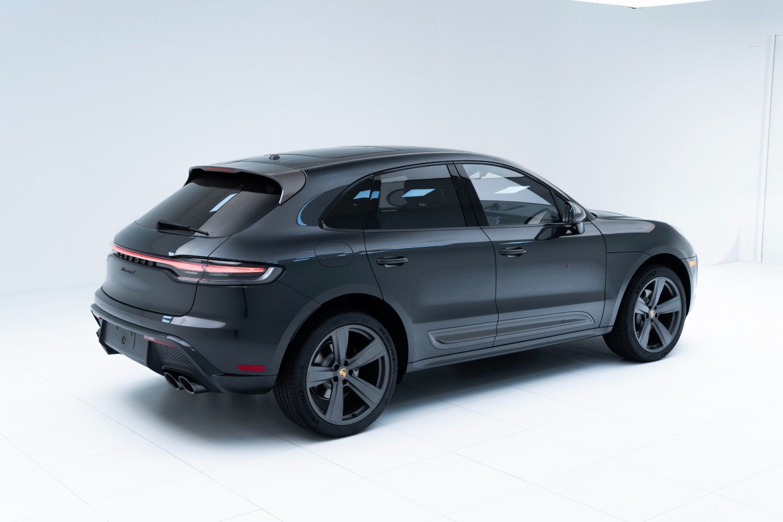Certified 2025 Porsche Macan Turbo AWD/4WD image 9