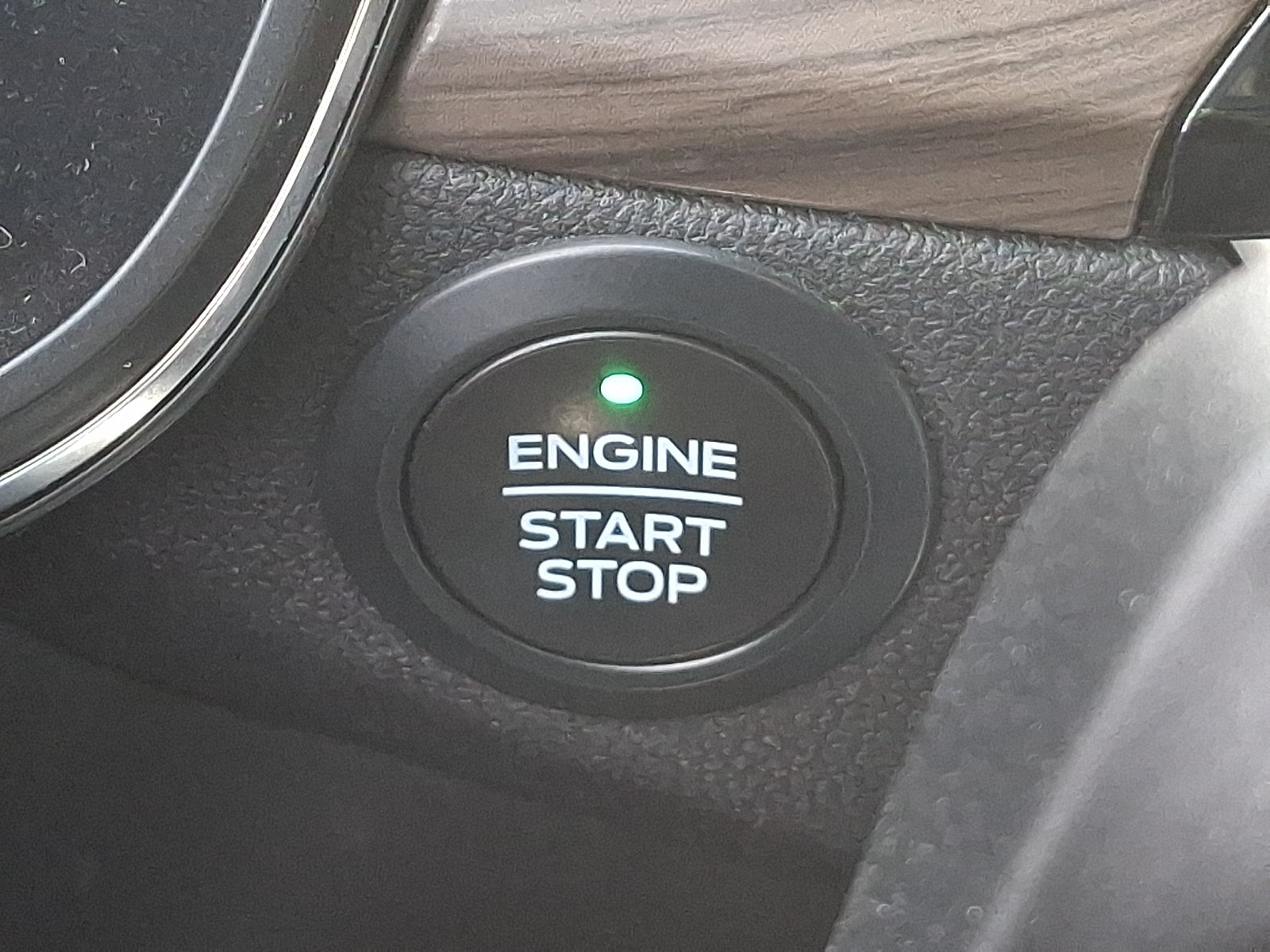 Used 2020 Ford Escape Titanium AWD/4WD image 23
