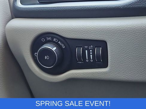 Used 2023 Chrysler Pacifica Touring-L image 16