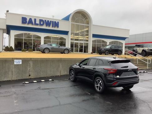 Used 2024 Chevrolet Trax RS w/ Driver Confidence Package image 5