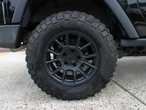 Used 2017 Jeep Wrangler Rubicon w/ Connectivity Group image 13