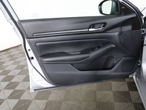 Used 2025 Nissan Altima 2.5 SV FWD image 18