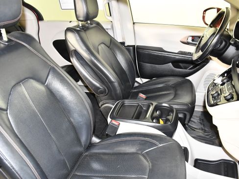 Used 2019 Chrysler Pacifica Touring-L FWD image 40