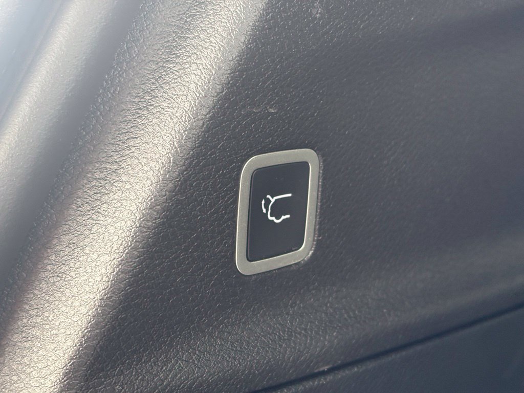Used 2026 Chrysler Pacifica Limited FWD image 8