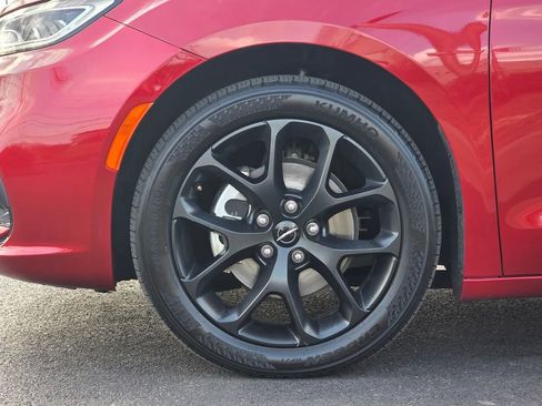 Used 2025 Chrysler Pacifica Limited image 9