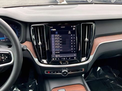 Used 2025 Volvo V60 B5 Cross Country Plus image 5