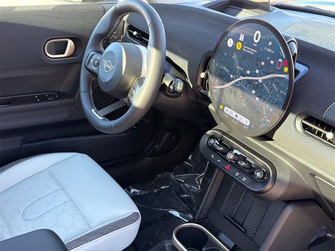 Used 2025 MINI Cooper 2-Door Hardtop image 8