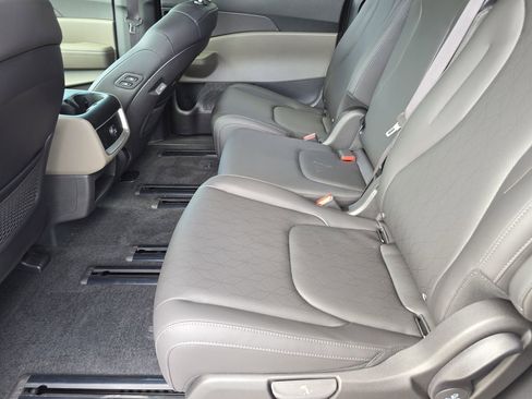 New 2026 Kia Carnival EX FWD image 17
