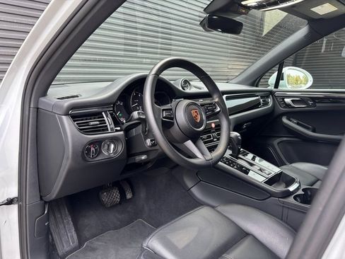 Certified 2025 Porsche Macan image 4