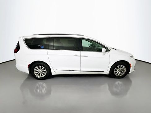 Used 2018 Chrysler Pacifica Touring-L FWD image 8