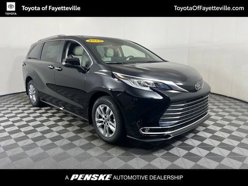 Used 2026 Toyota Sienna Limited FWD image 6