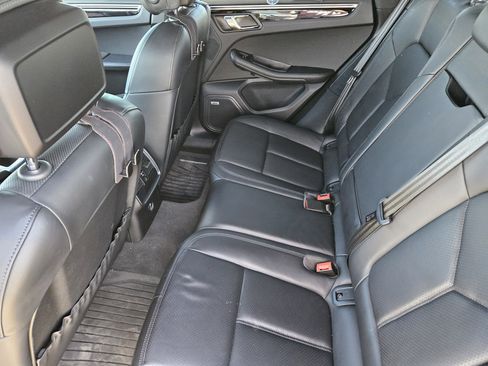 Certified 2021 Porsche Macan image 28