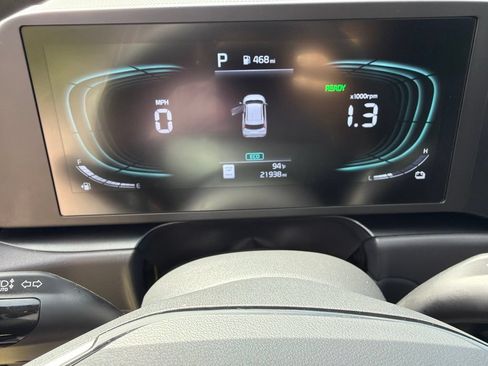 Used 2025 Kia Niro LX FWD image 3
