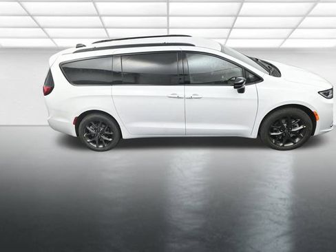 New 2026 Chrysler Pacifica Select w/ S Appearance Package image 17