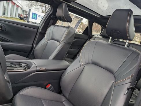 Used 2025 Toyota Crown Signia w/ Advanced Technology Package image 19