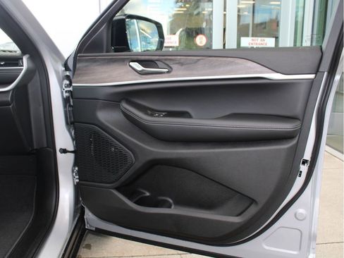 New 2025 Jeep Grand Cherokee Limited w/ Black Appearance Package image 25