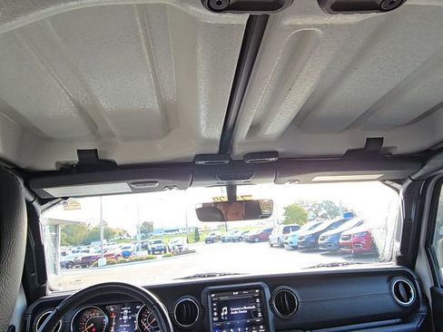 Used 2022 Jeep Gladiator Overland image 22