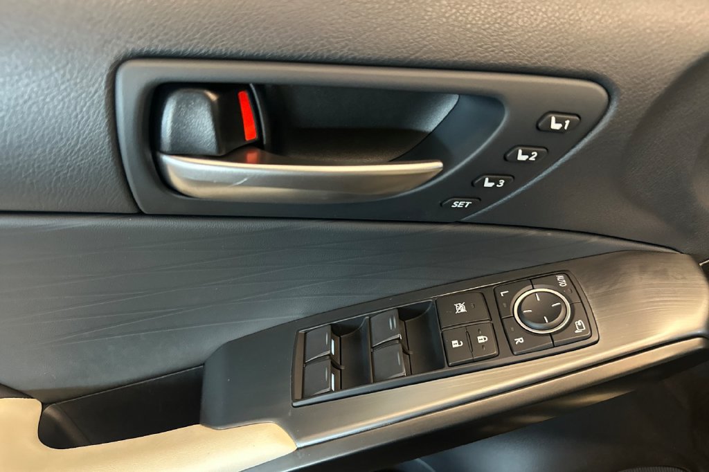 Used 2025 Lexus IS 500 RWD image 11