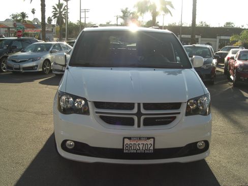 Used 2019 Dodge Grand Caravan GT image 2