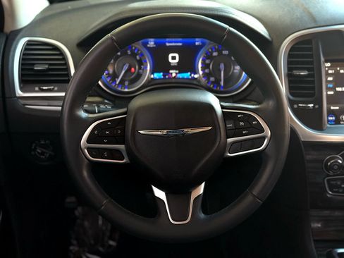 Used 2018 Chrysler 300 Touring L image 17