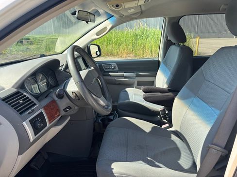Used 2009 Chrysler Town & Country Touring FWD image 9
