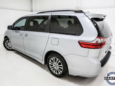 Used 2020 Toyota Sienna XLE image 3