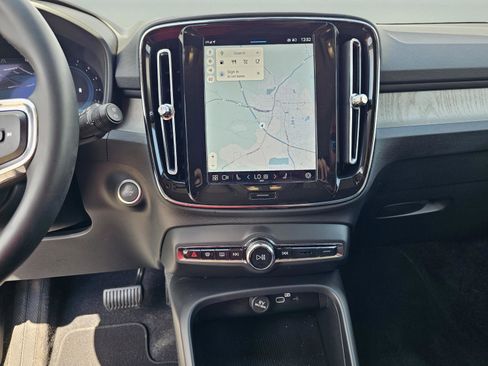 Used 2023 Volvo XC40 B5 Core image 23