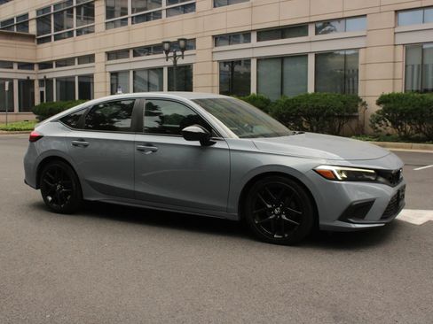 Used 2022 Honda Civic Sport image 2